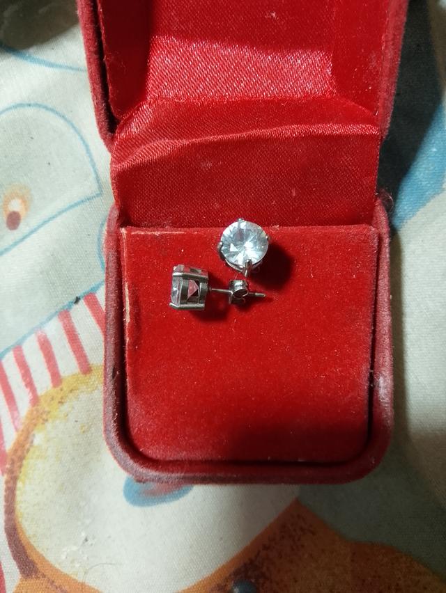 ต่างหูเพชรเพทายขาวประกายฟ้าขนาดหลายกระรัตสามารถนำไปทำเป็นแหวนแต่งงานได้ของต๊ะ วงฟลอยครับ รูปที่ 3