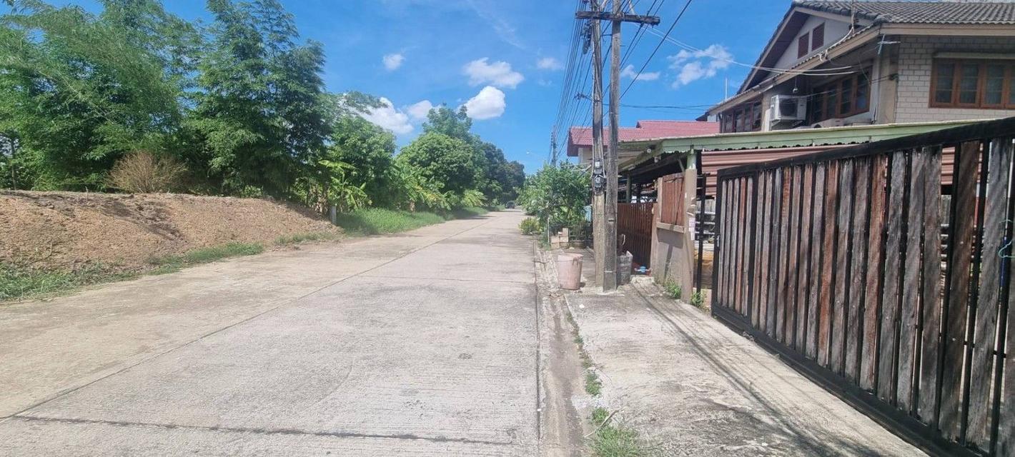 บ้านพร้อมเข้าอยู่ ตั้งอยู่ในทำเลศักยภาพ แหล่งชุมชนที่ปลอดภัย บรรยากาศเงียบสงบ เดินทางสะดวก: เข้า-ออก 9