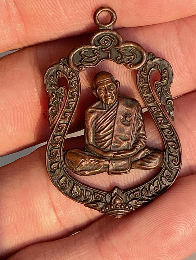 เหรียญหล่อฉลุ รุ่นอายุครบ 8 รอบ หลวงปู่ทิม อิสริโก วัดละหารไร่ จังหวัดระยอง ปี 2518 รูปที่ 9