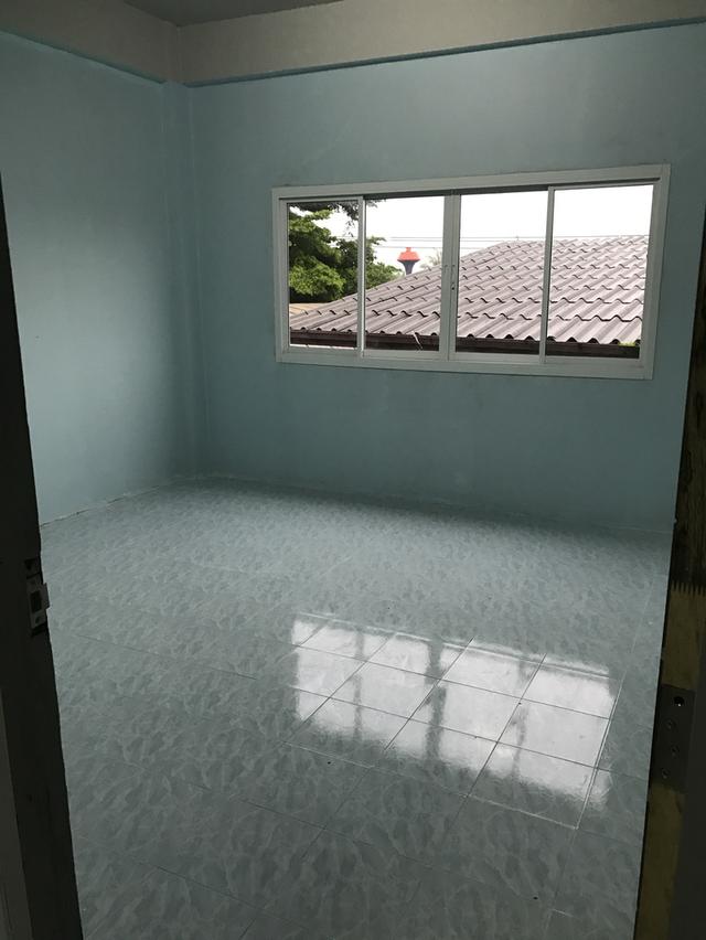 ตึกสองคูหา 3ชั้นครึ่ง หมู่บ้านพรทวี วิลล่า4 เลียบคลองทวีวัฒนา 10