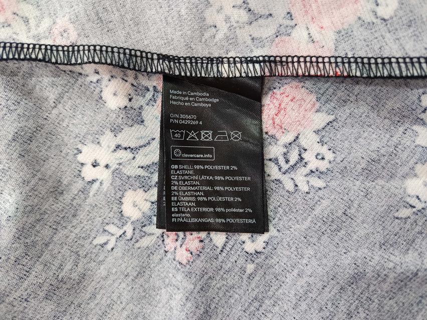 USED H&M - Black Floral Flare Mini Dress | เดรสสั้นสีดำ สีแดง เดรสระบาย ลายดอก แขนกุด โชว์หลัง สายฝอ แท้ มือสอง