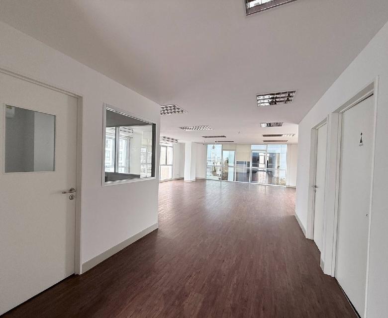 ให้เช่าอาคารสำนักงาน 8 ชั้น มีลิฟท์โดยสารในอาคาร ซอยศรีนครินทร์ 40 เข้าซอยไม่ลึก 12