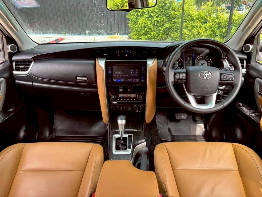 Toyota Fortuner 2.8 V 4WD ปี 2016 11