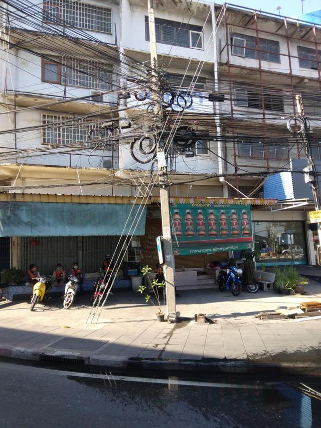 Rent and Sale  Shop House main road closed BTS Yellow Line need to renovation 6