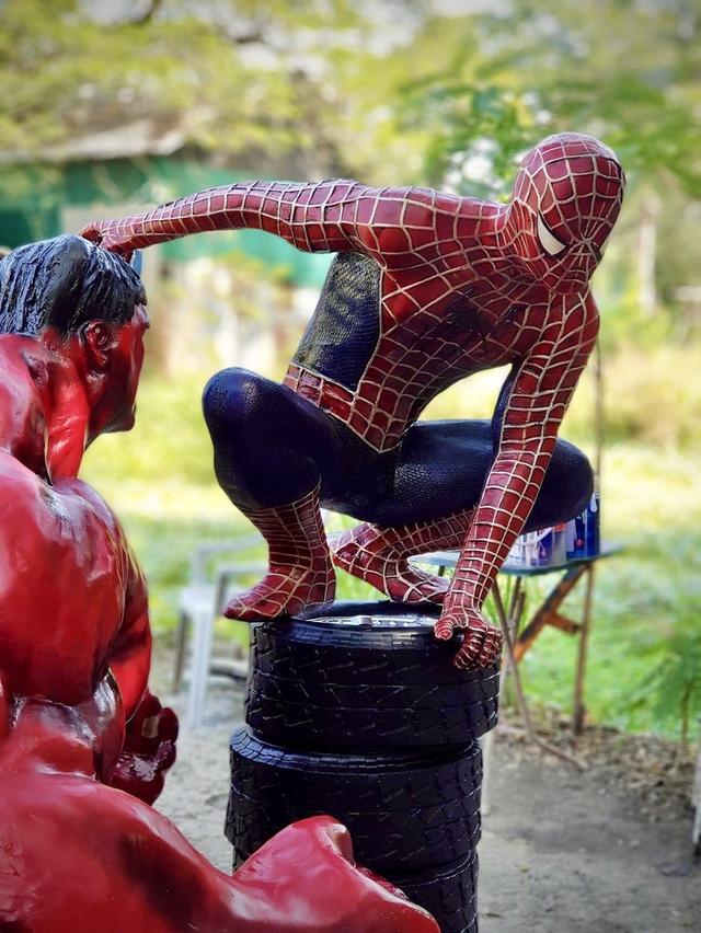 หุ่นฮีโร่สไปเดอร์แมน หุ่นสไปเดอร์แมนไฟเบอร์กลาส ท่านั่ง มือหนึ่ง ขนาดใหญ่ 7