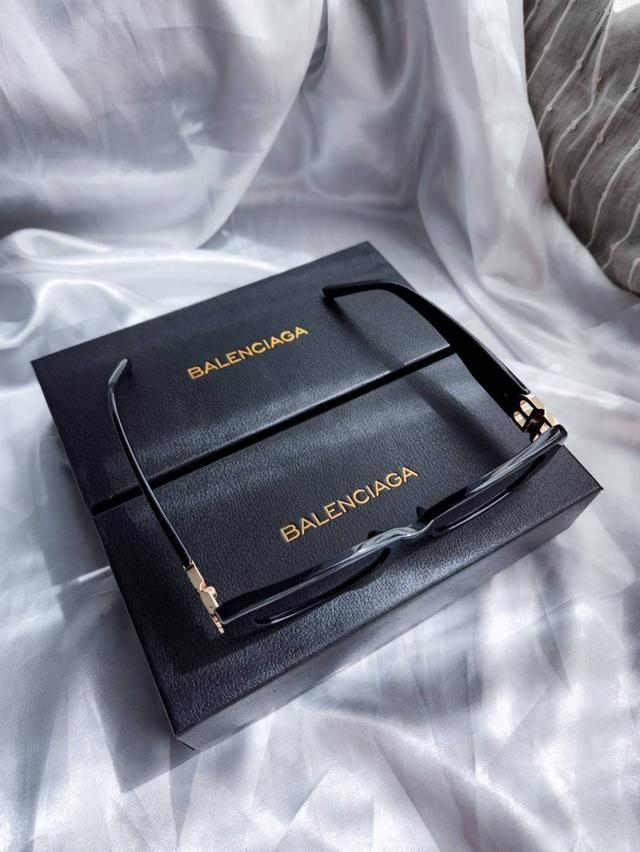 แว่นตาBalenciaca