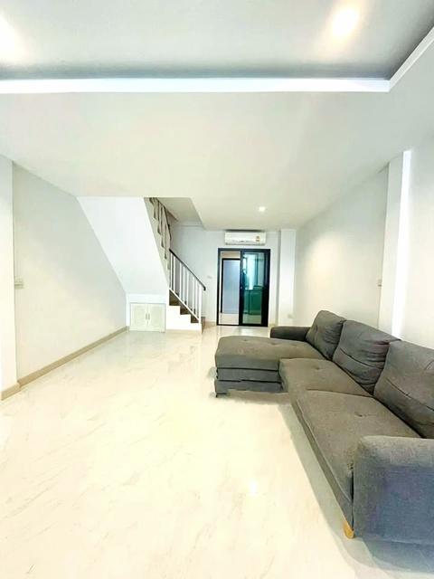 ให้เช่าทาวน์โฮม 2 ชั้น 16 ตร.วา. 130 ตร.ม. ม.นิด้า 3กม. แฮปปี้แลนด์ เดอะมอลล์ บางกะปิ 1.5กม. MRTแยกลำสาลี 2.1กม. เสนาวิล 4