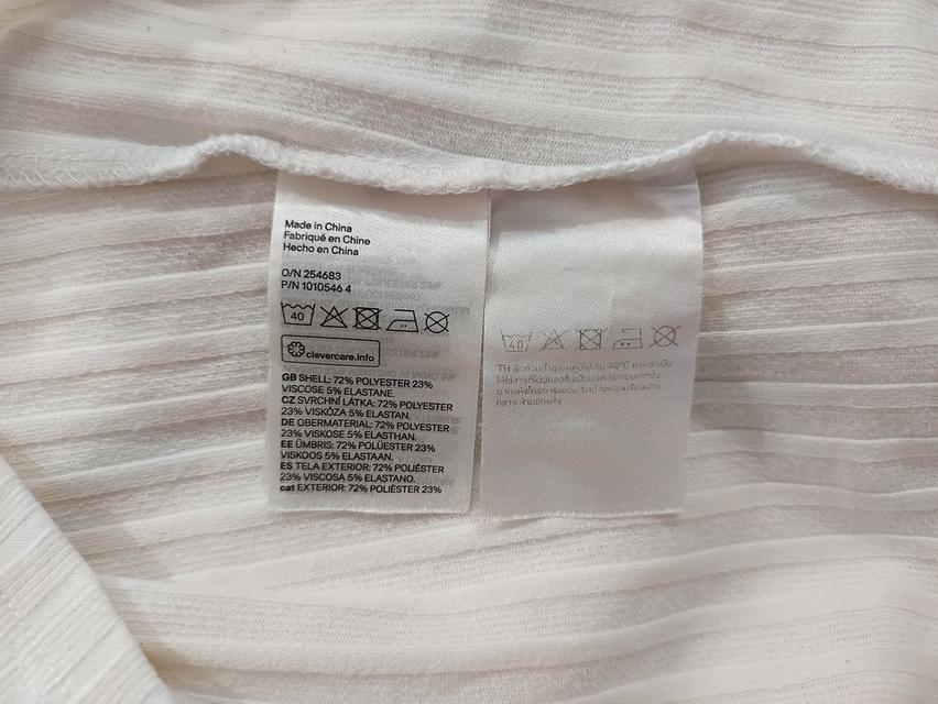 USED H&M - Ribbed Cream Crop Top | เสื้อครอปสีครีม เสื้อยืด แขนยาว คอปีน ผ้าร่อง ทรงใหญ่ สีพื้น สายฝอ แท้ มือสอง 5