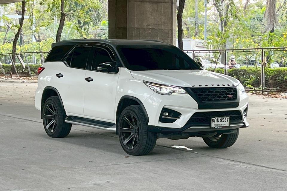Toyota FORTUNER 2.8 TRD Sportivo 2WD Black Top AT ปี 2019 รูปที่ 3