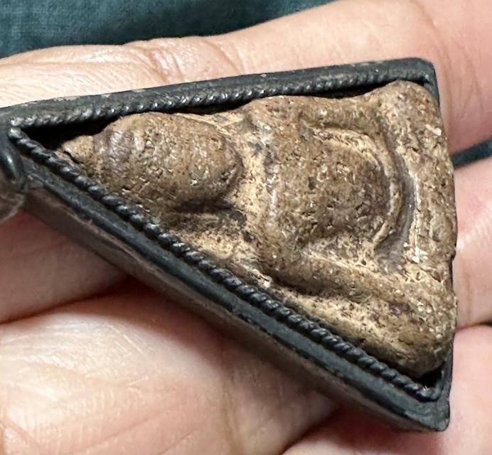 พระนางพญา พิมพ์เข่าโค้ง เลี่ยมเงินโบราณ รูปที่ 8