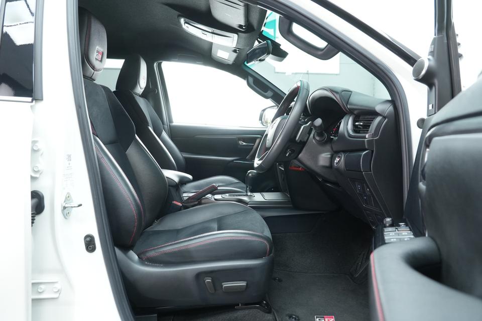 2022 TOYOTA FORTUNER 2.8 GR SPORT BLACK TOP 4WD SUV สีขาว-ดำ เลขไมล์ 27929 กม. 13