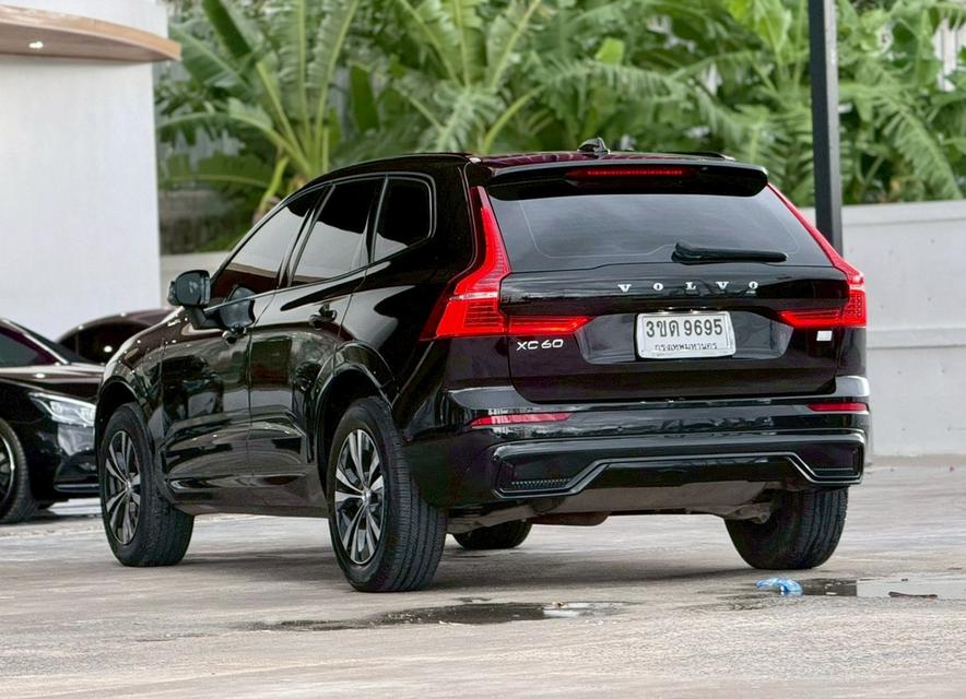 VOLVO XC60 2.0 RECHARGE T8 R-DESIGN AWD ปี 2022 โฉม ปี14-ปัจจุบัน สีดำ รูปที่ 4