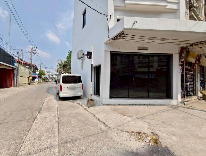 ขายด่วน! อาคารพาณิชย์ 4 ชั้นครึ่ง รีโนเวทใหม่ทั้งหลัง หมู่บ้านบางพลีนิเวศน์  พร้อมเฟอร์นิเจอร์ (หลังมุม)  บางพลี-กิ่งแก้ว เหมาะอยู่อาศัย ทำออฟฟิศ 3