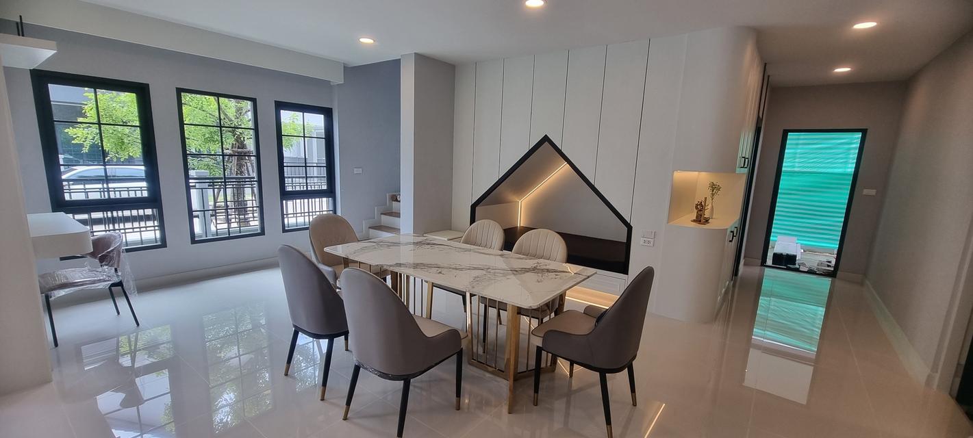 🏡 ให้เช่า Centro บางนา Phase 2 4 ห้องนอน 1 ห้องแม่บ้าน 303 ตรม. ใกล้ Mega Bangna 11