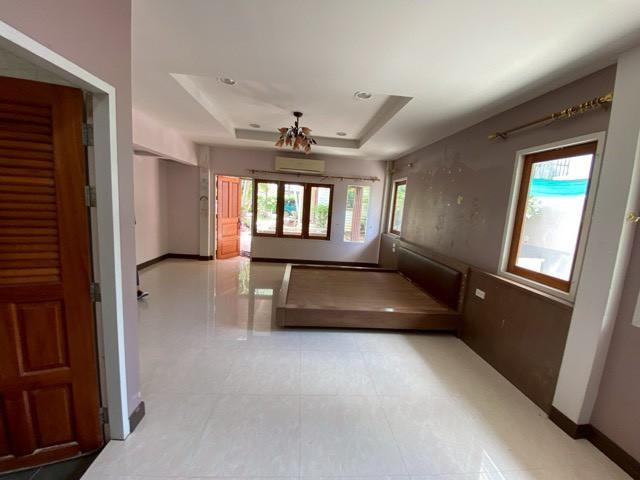 ให้เช่าบ้านเดี่ยว 2 ชั้น 160 ตร.วา ซอยลาดพร้าว 48 เข้าออกได้ทั้งลาดพร้าว สุทธิสาร ใกล้ BTS ภาวนา เหมาะอยู่อาศัยหรือทำสำนักงาน จอดรถรวมได้ 7 คัน 5