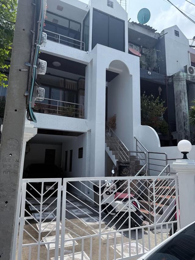 ทาวน์เฮ้าส์ให้เช่า วอร์เรนแมนชั่น 2 ลาดยาว 5นอน 2