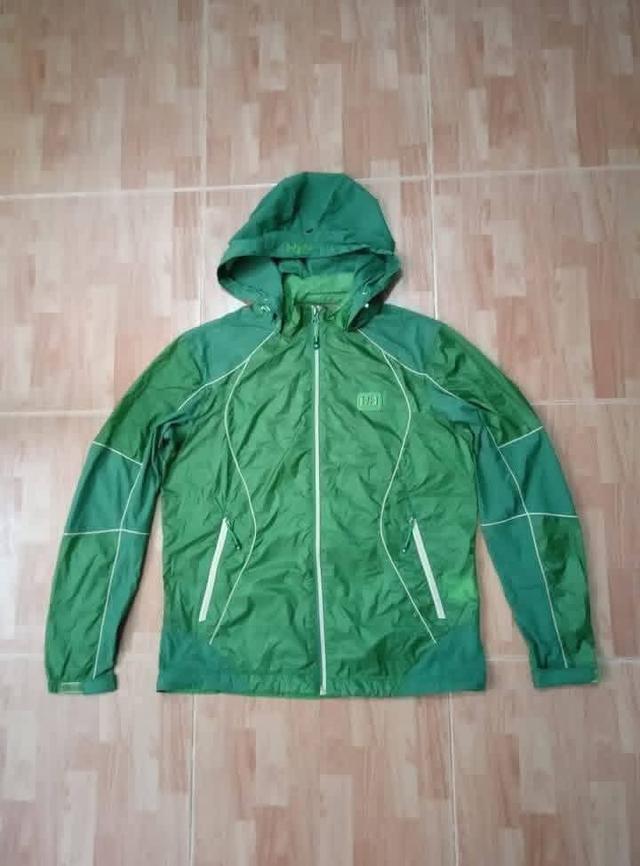 HELLY HANSEN เสื้อผ้าร่มสีเขียวทูโทน ฮู๊ดถอดได้ มีตัวรูดกระชับเอว ด้านหลังระบายอากาศ สภาพดี ไม่มีตำหนิเปื้อนขาด
