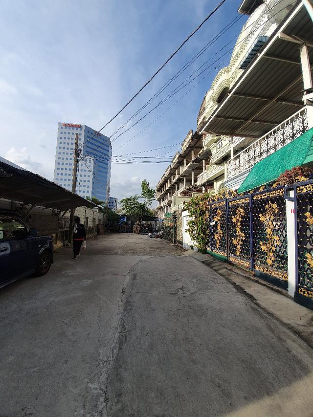 ขายที่ดิน/ตึกร้าง ถนนศรีนคริทร์5