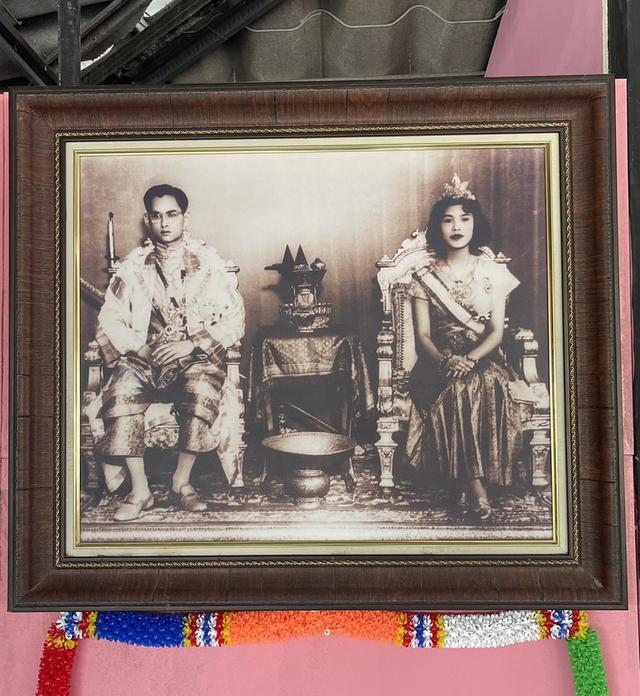 กรอบรูปในหลวงรัชกาลที่9 วันราชาภิเษกสมรส ณ วังสระปทุม กรอบใหญ่ 4