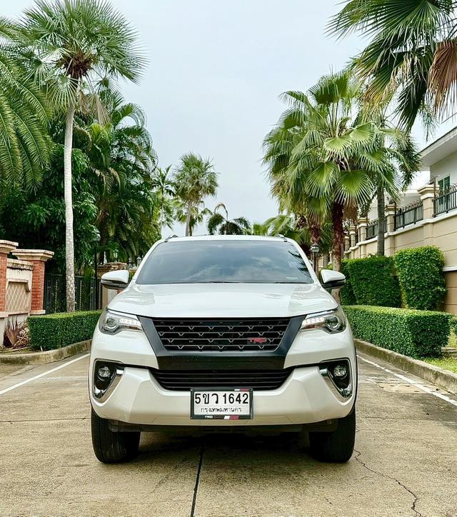 Toyota Fortuner 2.4 Top Sigma4 ดีเซล 4WD Auto ปี 2018 สีขาว เจ้าของดูแลอย่างดี สภาพป้ายแดง 2