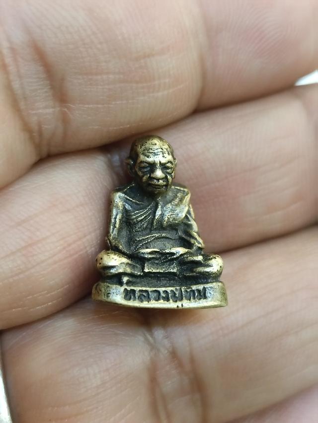 พระหล่อรูปเหมือนหลวงปู่ทิม อิสริโก รุ่นไตรมาส ปี พ.ศ.2518 เนื้อนวะโลหะ