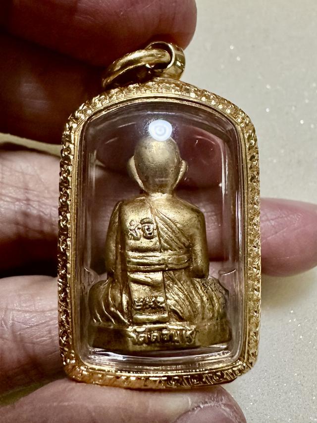 พระรูปเหมือนปั้ม หลวงพ่อมุ่ย พิมพ์แถวเดียว เนื้อทองเหลืองกะหลั่นทอง วัดดอนไร่ เลี่ยมตลับทองคำ ราคา สอบถาม ครับ รูปย่อยที่ 2