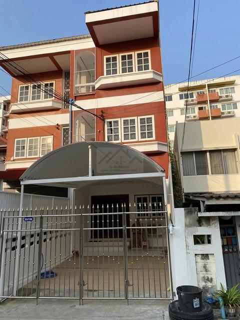 ให้เช่าทาวน์โฮม 3 ชั้น 4 ห้องนอน ลาดพร้าวซอย 29 พร้อมเฟอร์นิเจอร์ ใกล้ MRT ลาดพร้าว 3