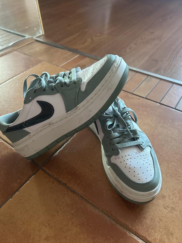 รองเท้า Nike สภาพดีมากใส่ครั้งเดียว