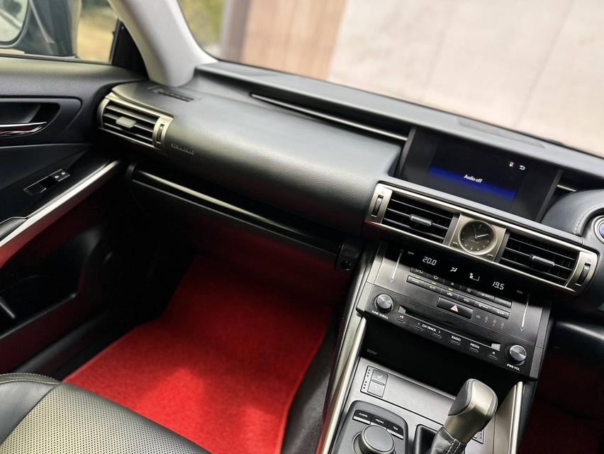 LEXUS IS 300h (2015) 11