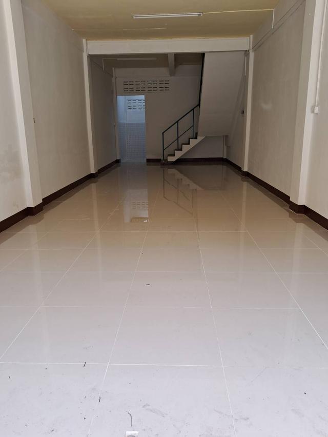 🏠อาคารพาณิชย์ 2 คูหา 3 ชั้น มีดาดฟ้า 📌1 ห้องน้ำ 📌พร้อมเข้าอยู่ 💵ราคา 5,500,000 บ. 📌ติดถนนโกสุมรวมใจ ดอนเมือง 📌ใกล้ตลาด 📌ใกล้สนามบินดอนเมือง