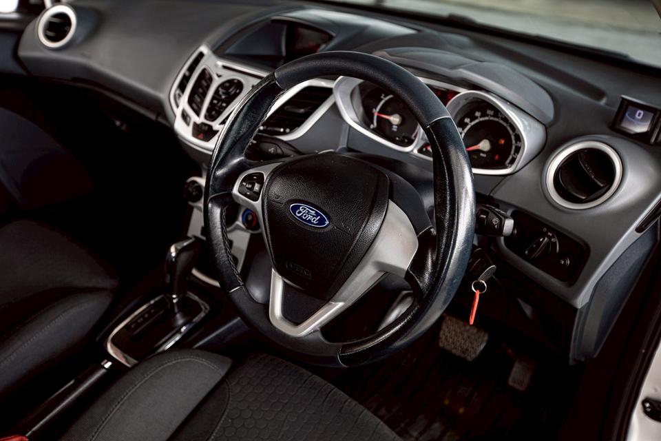 Ford Fiesta 1.5 Sport 5 ประตู สีเทา เกียร์ออโต้ ปี 2010 สวย สภาพดี  17