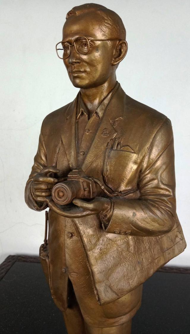 549.พระบรมรูปหล่อในหลวงรัชกาลที่9 พระบาทสมเด็จพระปรมินทรมหาภูมิพลอดุลยเดช "ทรงงาน"(จำลอง) องค์หล่อสำริด 11