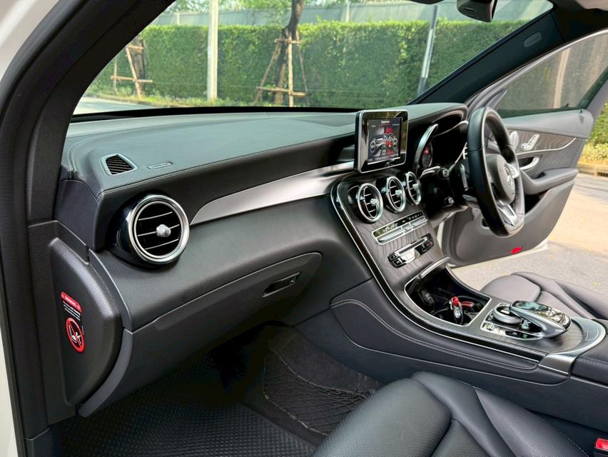 Benz GLC250 d AMG Dynamic ดีเซล สีขาว ปี 2019 รถบ้านมือเดียวป้ายแดง ไม่เคยทำสี 10
