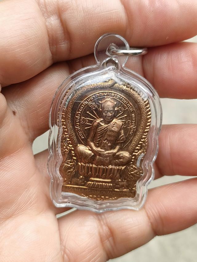 เหรียญนั่งพาน หลวงปู่ทิม อิสริโก วัดละหารไร่ รุ่นมงคลศิลาฤกษ์ ปี 2537 เนื้อทองแดงผิวไฟ สวยมากๆ เลี่ยมพลาสติกกันน้ำอย่างดี รายการนี้ไม่มีกล่องนะครับ