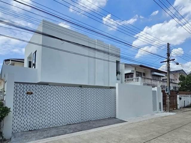 ขายบ้านเดี่ยว 2 ชั้น 50 ตร.ว. ถนนโชคชัย 4 Modern Private บ้านรีโนเวทใหม่ 1
