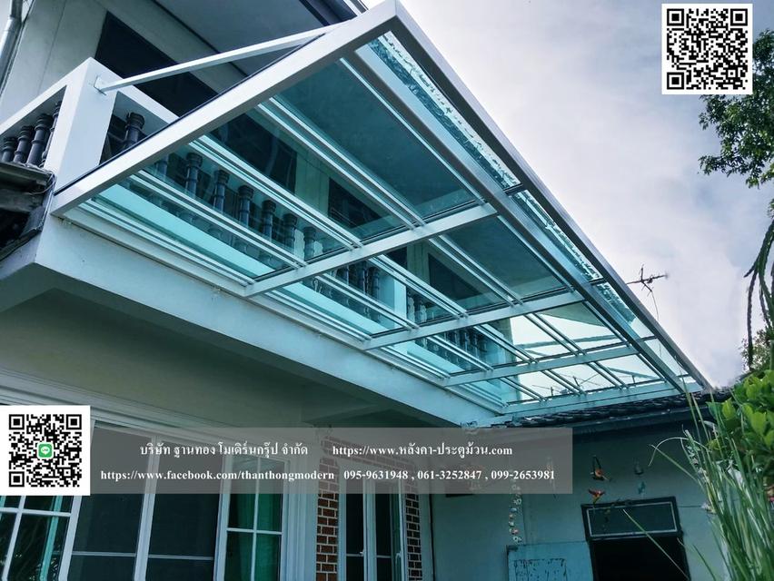 หน้าบ้านโปร่งกว้างขวางไม่มีเสามาเกะกะสายตาเติมเต็มความสวยให้บ้านสไตล์โมเดิร์นด้วยกันสาดเมทัลชีทโครงเหล็กสีดำดุดันเข้ากับตัวบ้านได้อย่างลงตัว รูปที่ 5