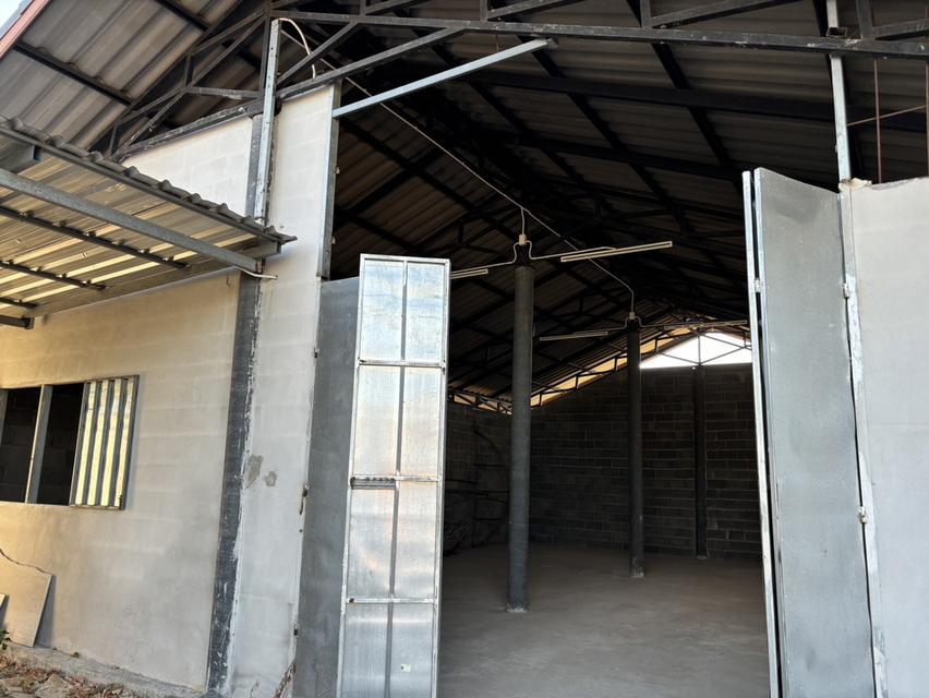 ให้เช่าโกดังพร้อมบ้านพัก3ห้อง 2ห้องน้ำ และโกดังขนาด150ตรม. ราคาเช่าเดือนละ16,000บาท ขยายพื้นที่เช่าเพิ่มได้ ถึง2ไร่  3