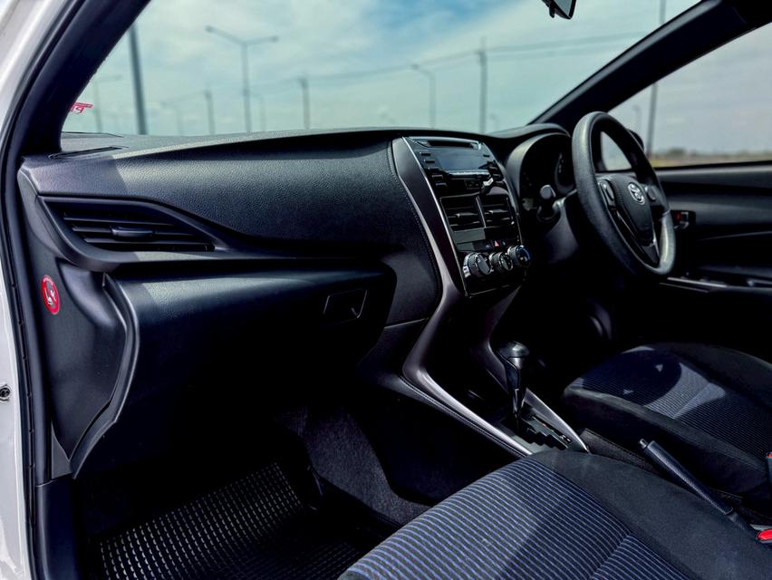 Toyota Yaris 1.2 Entry เกียร์ออโต้ สีขาว ปี 2021 13