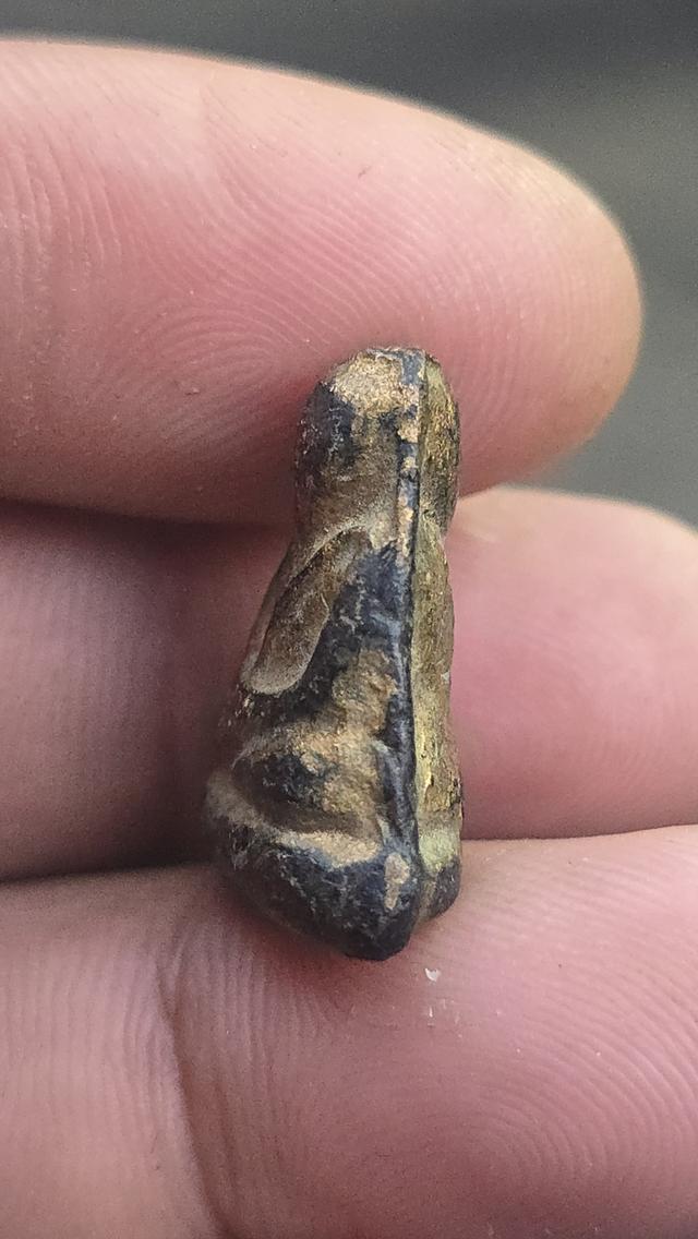 พระสังกจายน์เนื้อผงคลุกรัก ปิดทอง 3