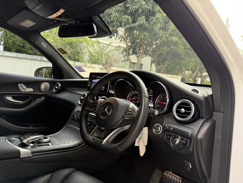 รหัสรถ AP3434 Benz GLC 250d 4MATIC AMG Dynamic ปี17 สีขาว รูปที่ 3