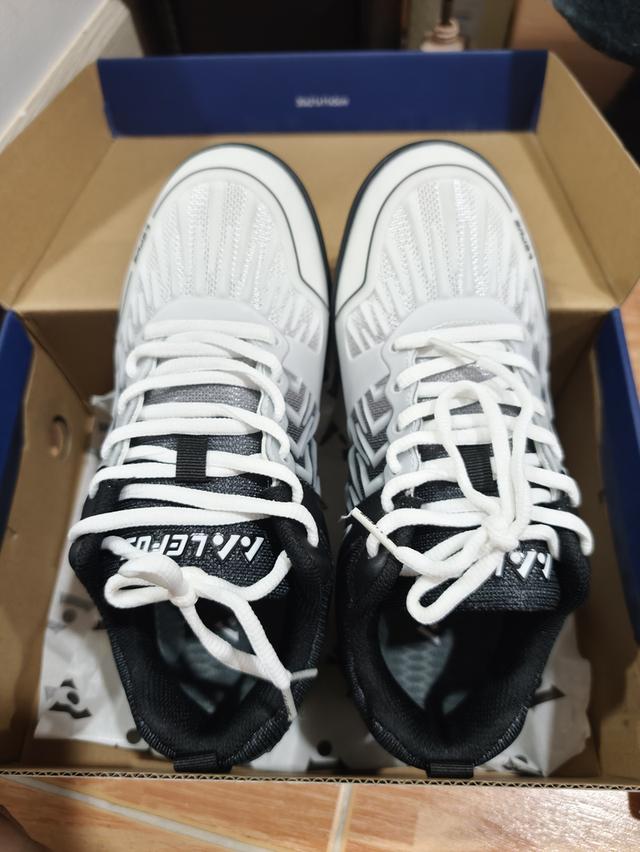 รองเท้าแบตมินตัน มือสอง