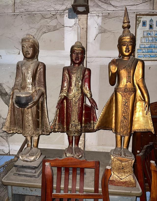 พระพุทธรูปไม้โบราณ องค์ยืน ปางอุ้มบาตร ปางเปิดโลก ปางประธานพร