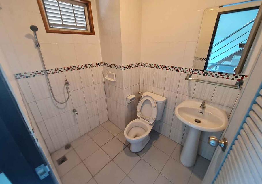 ตึกแถวติดถนนสายหลัก ใกล้ห้างแม็คโคร ขายถูกกว่าข้างเคียงแน่นอน สภาพดีมาก 14