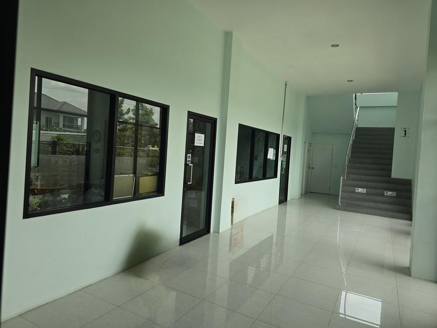 ที่ดินพร้อมอาคารและโกดัง 9