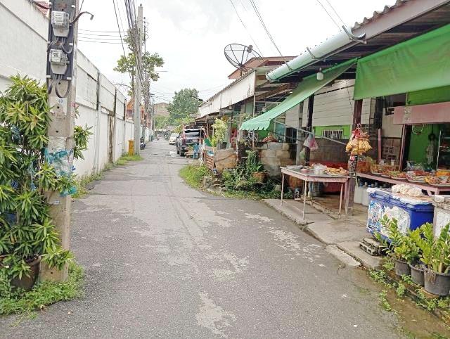 มีประตูเหล็ก 2 บาน ให้เช่าห้องพร้อมที่ดิน ติดริมน้ำ คลองมหาสวัสดิ์ ตลาดศาลายา 1.6 กม วัดปุรณาวาส รร.สาธิตนานาชาติ ม.มหิด 5