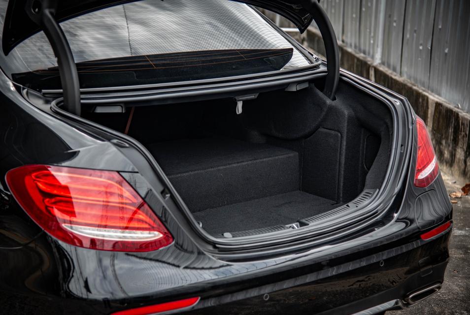 Mercedes-Benz E300e AMG 2.0 W213 AT 2020 ( 9กฬ 1023 )ไมล์ 133,xxx km.!!! ราคา 899,000 บาท รูปที่ 10