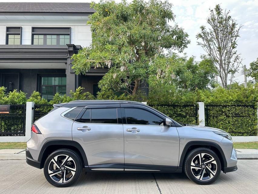 TOYOTA YARIS CROSS HYBRID PREMIER LUXURY หลังคาแก้ว (รุ่น TOP สุดของรุ่น) สีเทา รถปี 2024 รถมือเดียวตั้งแต่ป้ายแดงประวัติศูนย์ TOYOTA ทุกระยะ รูปที่ 3
