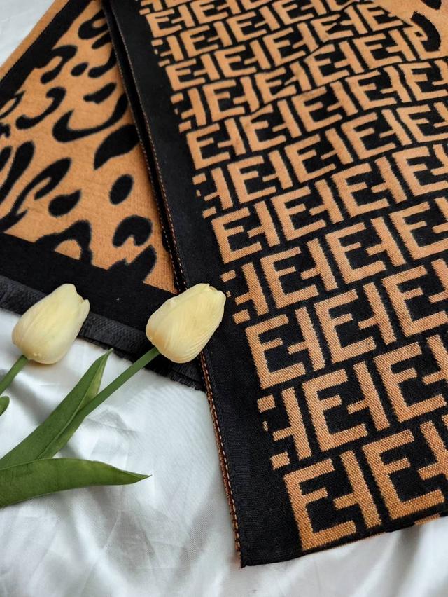 ผ้าคลุมไหล่Fendi 9