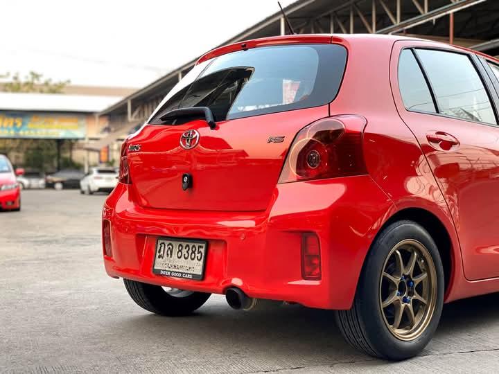 Toyota Yaris สีแดงสดสวยๆ 9