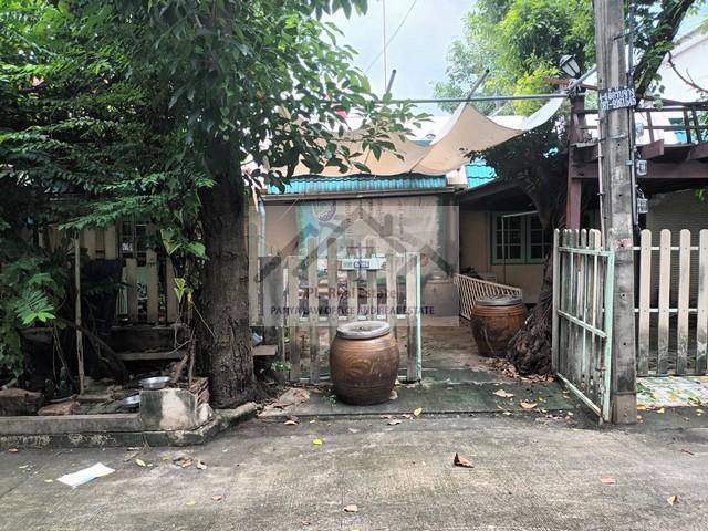 ขายที่ดินแปลงมุม 74 ตารางวาพร้อมสิ่งปลูกสร้างย่านเสรีไทย81 สวนสยามทาวน์เฮ้าส์ชั้นเดียว 2 หลัง มี 2 โฉนดแบ่งขายได้ 42 ตร.ว. และ 32 ตร.ว. 4